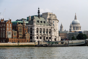 Obraz premium Großbritannien - Bootsfahrt auf der Themse von London nach Greenwich