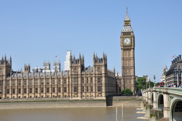 Fototapeta na wymiar Parlamento de Londres junto al puente