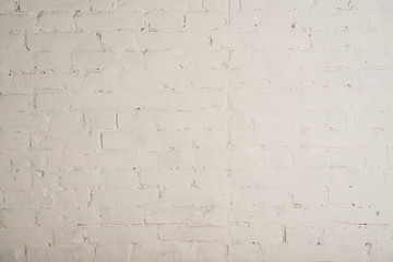 кирпичная стена покрашена в белый цвет 