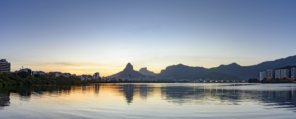 Naklejka premium Panoramic image of the sunset at Rodrigo de Freitas Lagoon, Rio de Janeiro