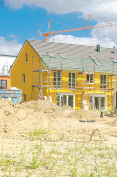 Baustelle - Gelbes Reihenhaus hochkant