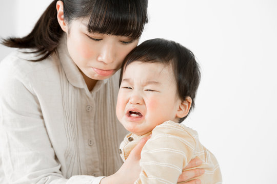 泣く赤ちゃん、あやす、親子、母