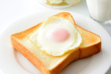 Fototapeta premium 目玉焼きトースト