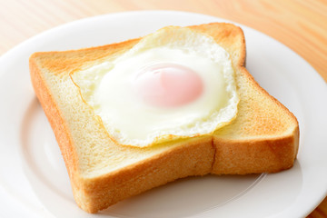 目玉焼きトースト