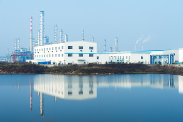 Obraz premium oil refinery plant near river
