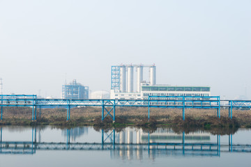 Obraz premium oil refinery near river