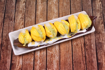 Jackfruit wrap the green and white of sticky rice.