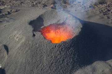 Dekokissen Ausbrechender Vulkan, geschmolzenes Magma. Réunion, Frankreich © cthoquenne