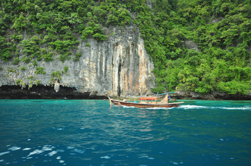 Island in Thailand (Krabi) has clean beaches, clear waters and b