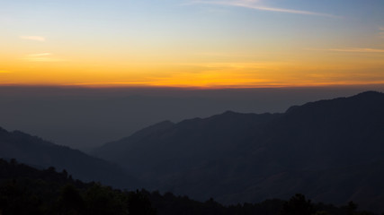 Fototapeta premium Widok zmierzch z warstwy górą.