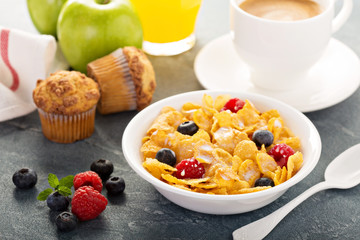 Cornflakes cereals with berries