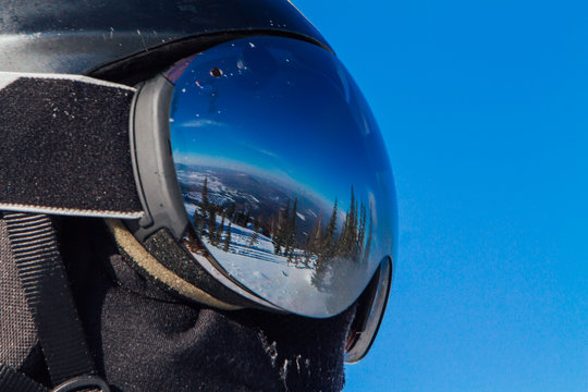 Beautiful reflection in ski glasses