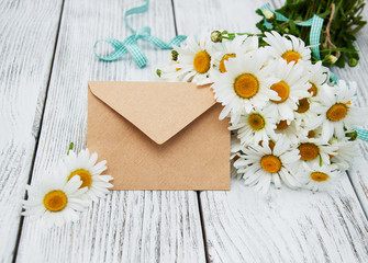 Obraz premium bouquet of daisies with envelope