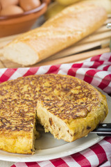 Tortilla española o de patatas ideal para el desayuno o el aperitivo