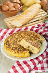 Tortilla española o de patatas ideal para el almuerzo, la cena o aperitivos