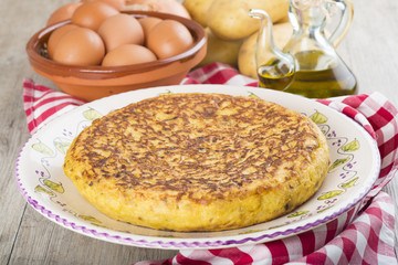 Tortilla española o de patatas ideal para el almuerzo, la cena o aperitivos