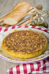 Tortilla española o de patatas ideal para el almuerzo, la cena o aperitivos