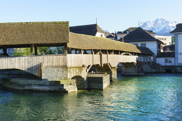 Spreuerbrücke in Luzern vor dem im Hintergrund liegenden Hausberg der Stadt, der Pilatus. 