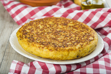 Tortilla española o de patatas ideal para el almuerzo, la cena o aperitivos