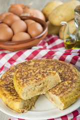 Tortilla española o de patatas ideal para el almuerzo, la cena o aperitivos