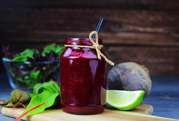 СВЕКОЛЬНЫЙ СМУЗИ С ЛАЙМОМ И СВЕЖЕЙ ЗЕЛЕНЬЮ