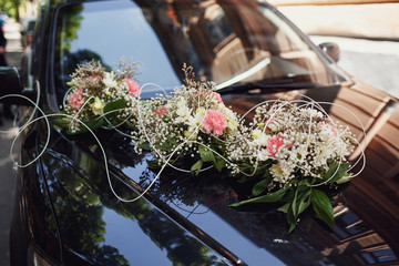 Obraz na płótnie Canvas Beautiful and elegant white cage decoration with flowers on the