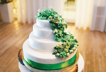 Obraz na płótnie Canvas Wedding cake in restaurant