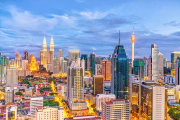 Fotobehang Skyline van de binnenstad van Kuala Lumpur in de schemering © f11photo