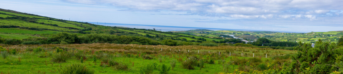 Fototapeta na wymiar Panorama: Irische Landschaft im Sommer