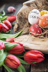 Ostereideko mit roten Tulpen