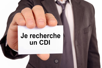 Homme tenant une carte avec écrit dessus je cherche un CDI