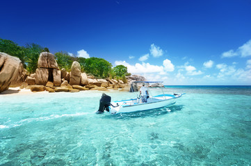 Plakat speed boat on the beach of Coco Island, Seychelles
