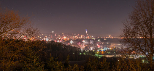 Blick auf das Feuerwerk der Stadt Hechingen in der Silvesternacht auf 2017