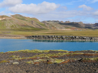 Der mit Wasser gefüllte Explosionskrater Graenavatn in Island © Dagmar Richardt
