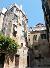 Fototapeta na wymiar The old houses and the cortile in Venice. 