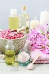 Obraz na płótnie Canvas Bowl of sea salt and other spa cosmetics