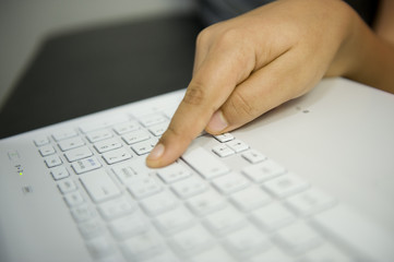 Main appuyant sur la touche Entrée du clavier d'ordinateur