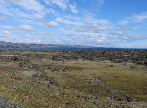 Landschaft mit Lavafeld auf der Halbinsel Hopsnes in Island