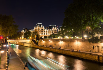 Fototapeta na wymiar in the evening on the Sena river in Paris