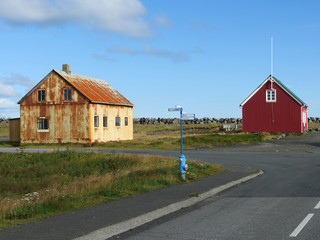 Fototapeta na wymiar Wellblechhäuser in Grindavík in Südwestisland