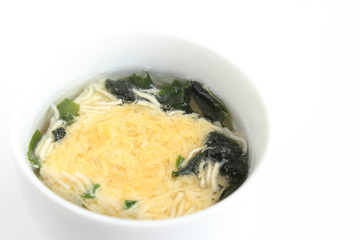 お湯を注いだ乾燥スープ