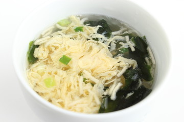 お湯を注いだ乾燥スープ