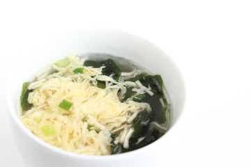 お湯を注いだ乾燥スープ