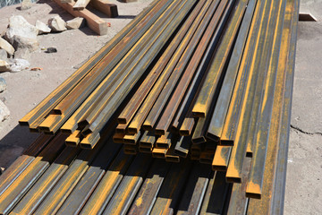 Obraz premium Rust steel beams, iron bar on house construction site outdoor. Steel trusses for roofing.