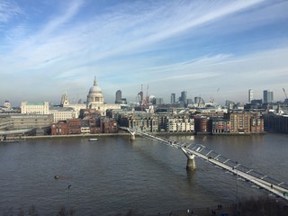 Fototapeta na wymiar Vista di St Paul e del Millennium Bridge dall'alto, Londra, Uk