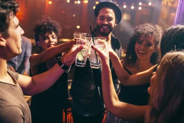 Gordijnen Vrienden aan het drinken op het nachtclubfeest © Jacob Lund