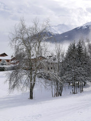 Village dans la brume