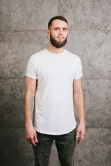 Fototapeta premium Man wearing white blank t-shirt with space for your logo