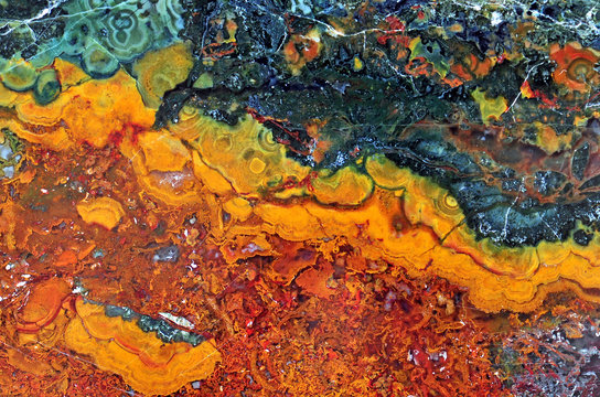 Agate with natural colors, polished cut