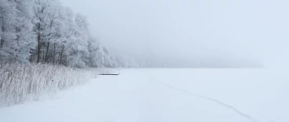 Crédence de cuisine en verre imprimé Lac / étang Frozen empty lake during the winter with copy space